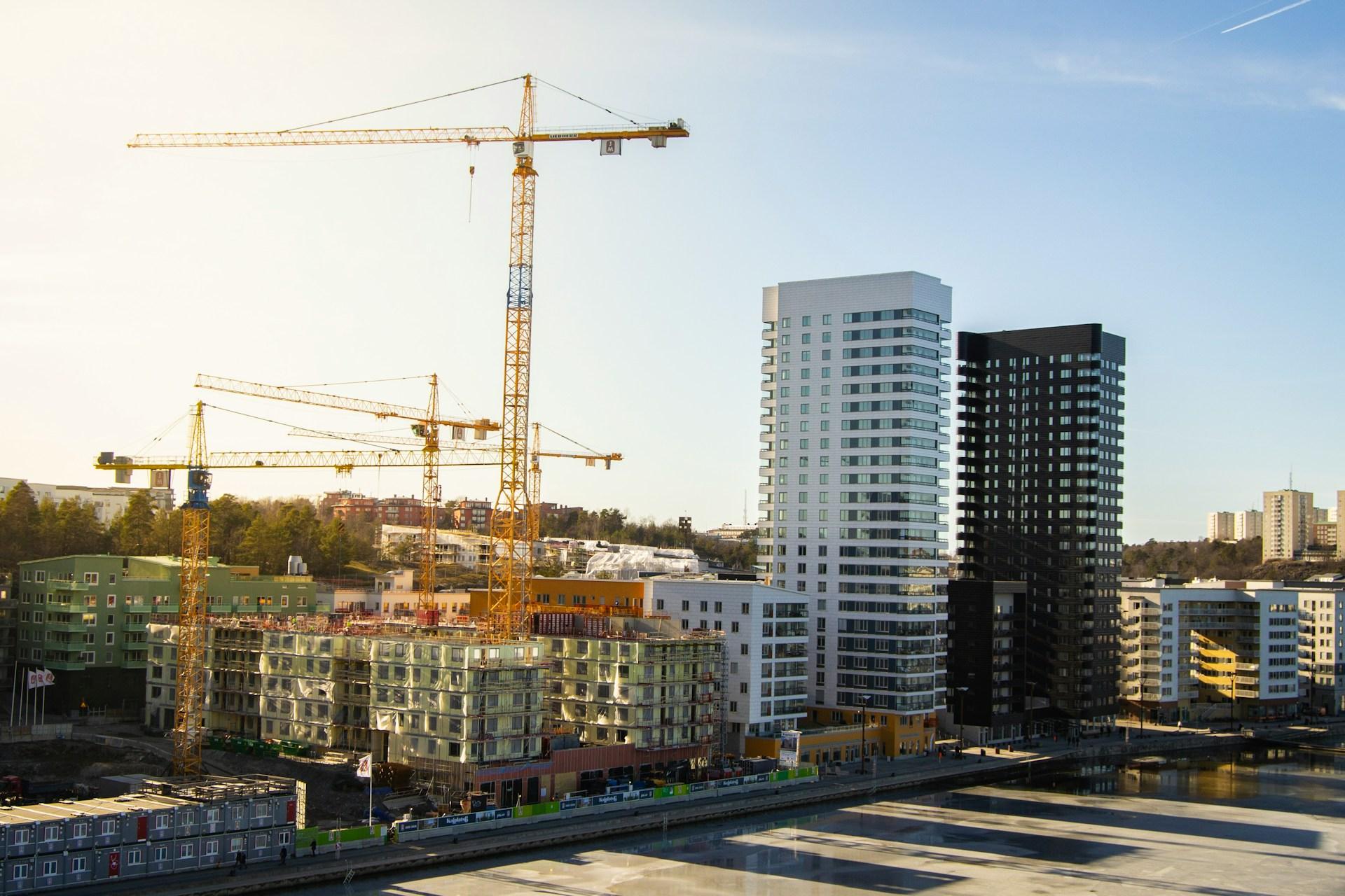 ein Kran neben einer Stadt - Aktuelle Entwicklungen im Mittelstand: Trends und Chancen